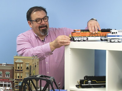一名男子正在搭建橙色火车模型