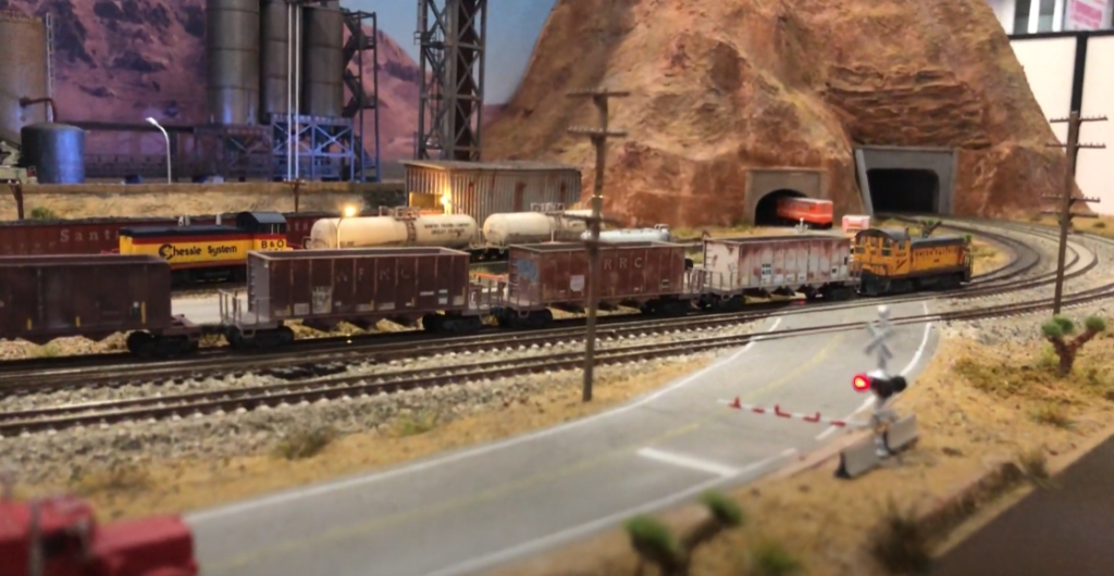 A Monoth mostra locomotive on a layout scene