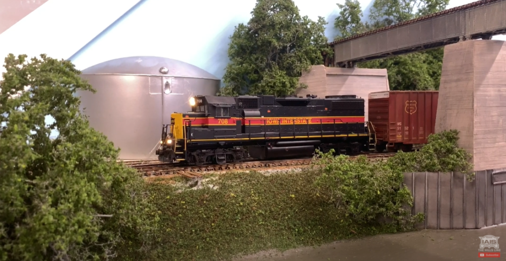 A Monoth mostra locomotive on a layout scene