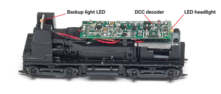 BachmannsNW2switcherisbuiltaroundaonepiecediecastmetalframeThecorelessmotorsitslowinthechassissecuredbyaplasticclip