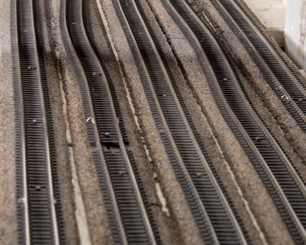 Sidewinders, squeezers, and crushers: An image of sidewinder kinks in a model railroad layout