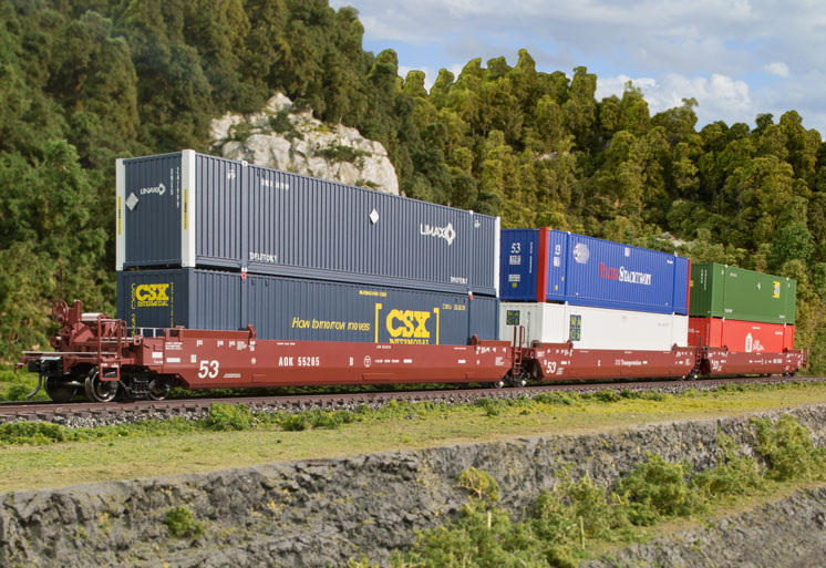 Atlas O Gunderson Maxi-IV three-unit articulated well car