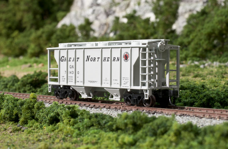 Atlas N Pullman-Standard PS-2 two-bay covered hopper