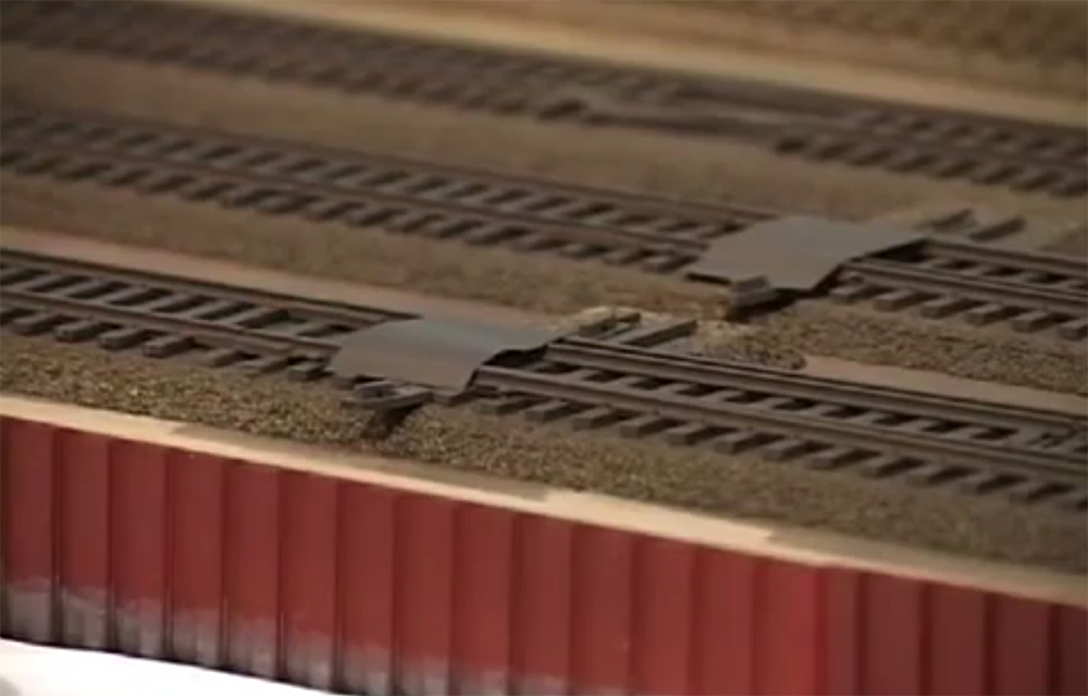 How to paint turnout points on model railroad track
