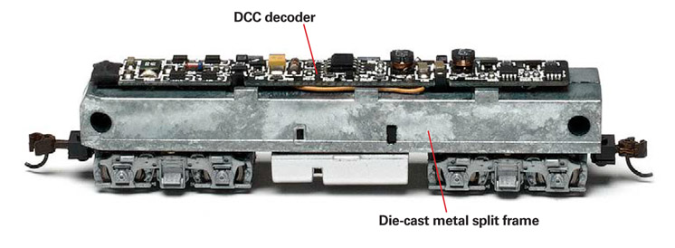 ThemodelsmechanismisenclosedinasplitdiecastmetalframeTheplasticlocomotiveshellispressfitandeasytoremove