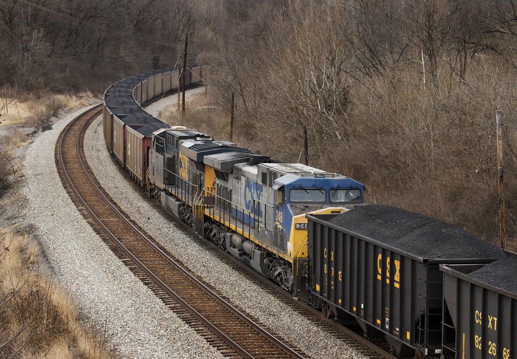 A220carloadedcoaltrainwithmidtraindistributedpowerrollsintoStAlbansWVaonJan272018