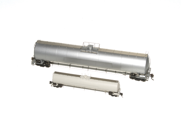 Athearn Trains multiple-scale 33,000 gallon LPG tank cars