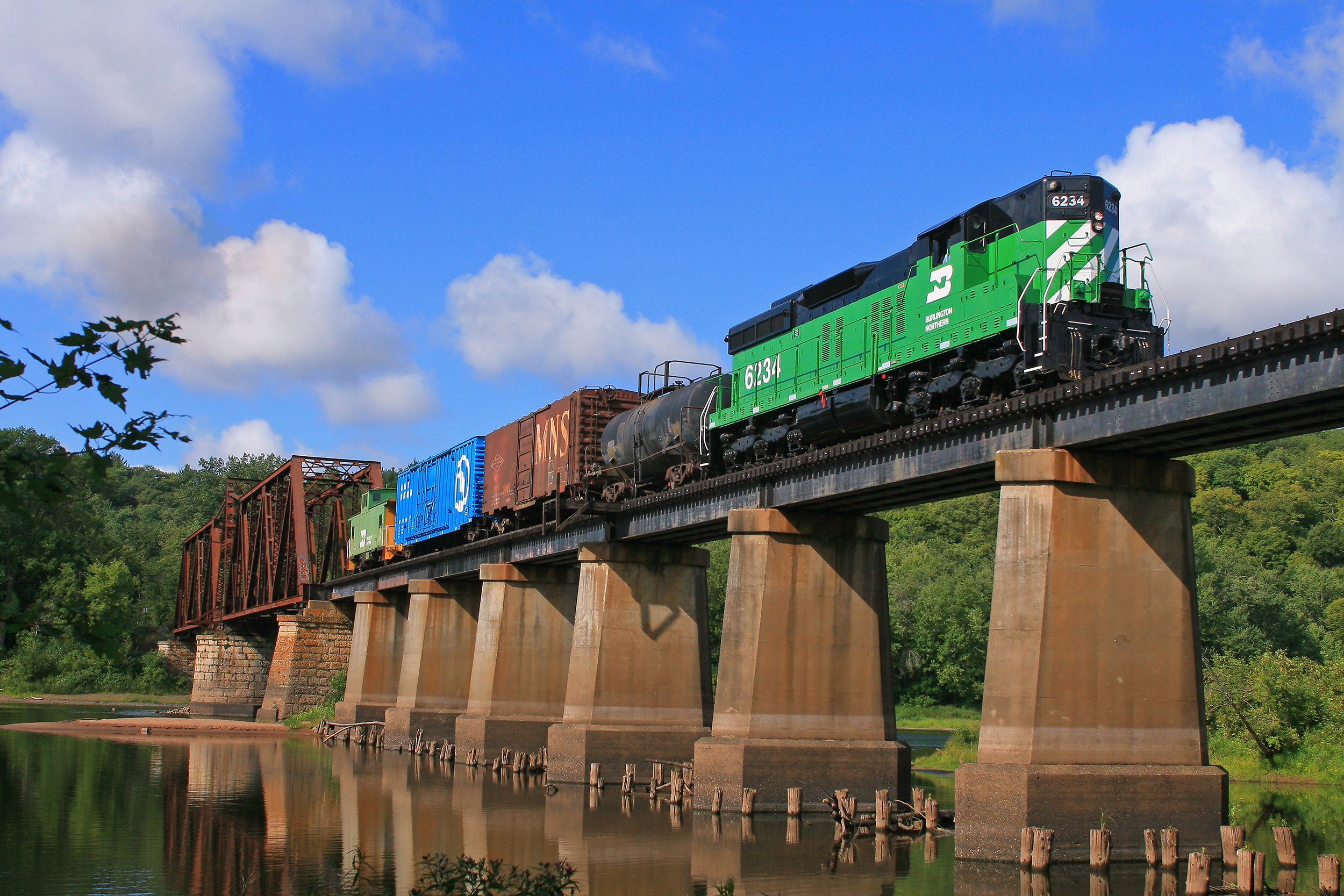 BN6234onaphotocharterattheStCroixRiverBridgein2008ThisunitwillbeusedontheBNphotocharternextmonthGlischinskiSteve2008September08029