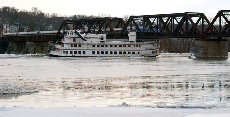 Boatmeetsbridge