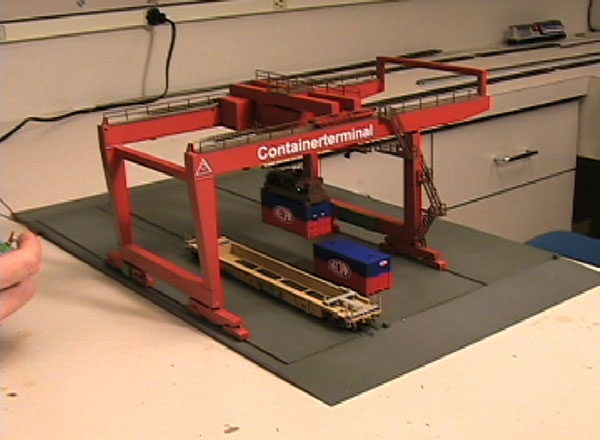 Heljan HO scale operating container crane video
