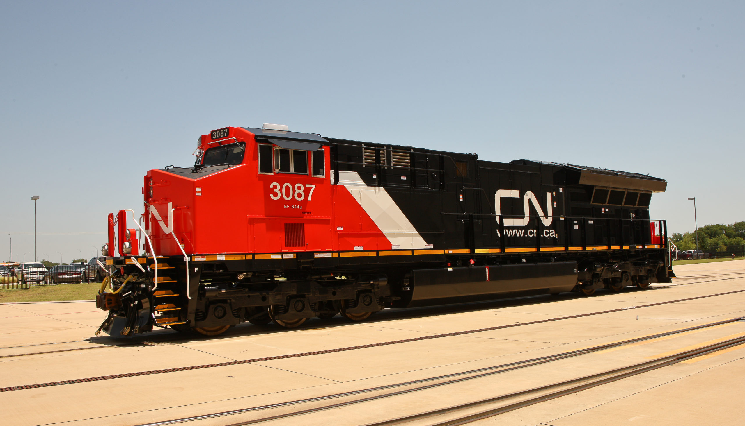 CNTier4LocomotiveatFtWorthPlant1PhotoCreditGE