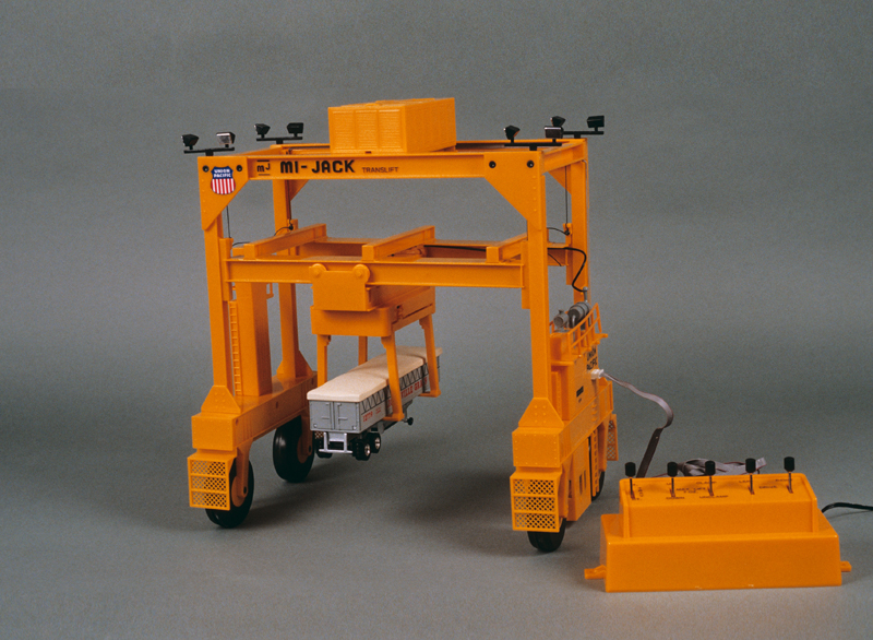 orange model crane: Lionel No. 12741 intermodal crane