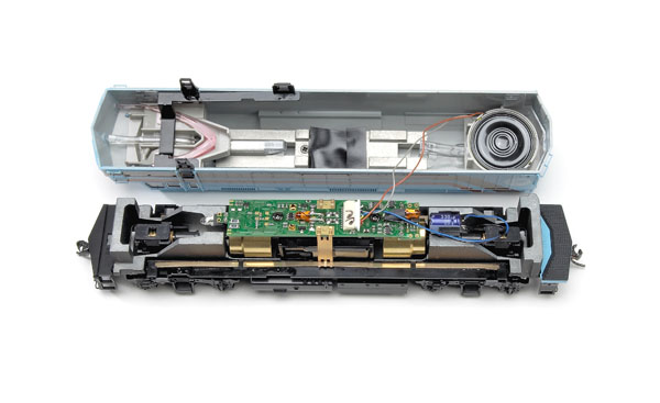 Digitrax's new SDH104K1C+FN04K1 SoundFX decoder for Kato F40PH engines