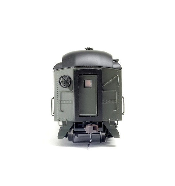 Separately applied parts on the trailer coach include wire handrails and a plastic brake wheel.