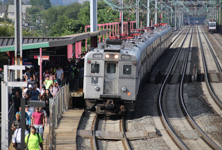 NJT_ArrowIII_cars_Lassen