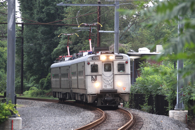 Two-car EMU trainset rounds curve