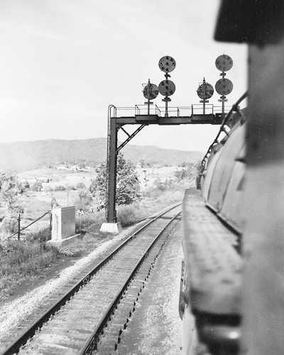 What do 'W/L' and 'W/B' signboards on railway tracks mean?