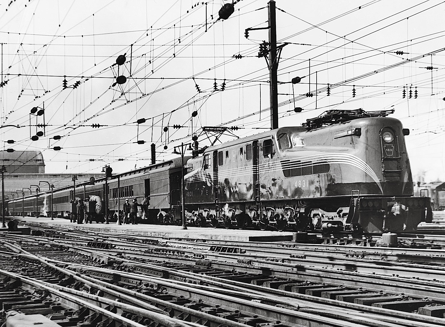 Locomotive 4831, one of the Pennsylvania Railroad’s fleet of 139 GG1 electrics introduced in 1934, stands at Washington Union Station, ready to depart with a passenger train for New York in about 1940. 