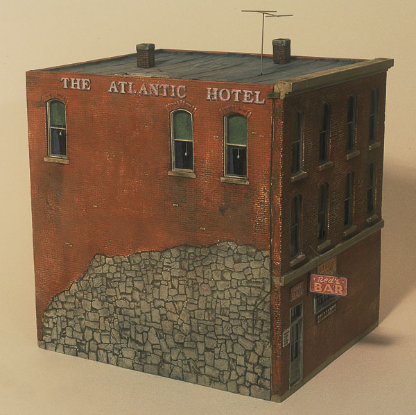 Downtown Deco O scale hotel and bar