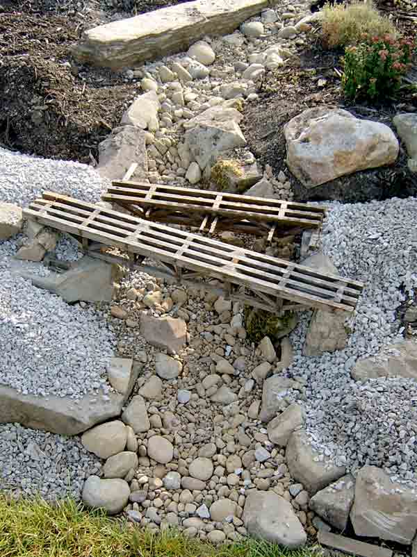 dry wash on garden railway: build wet or dry streams