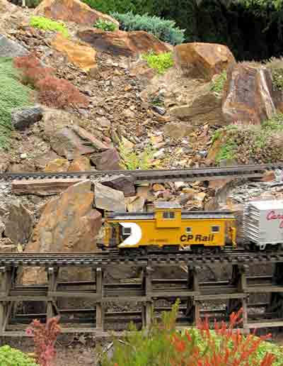 rocky scene on garden railway