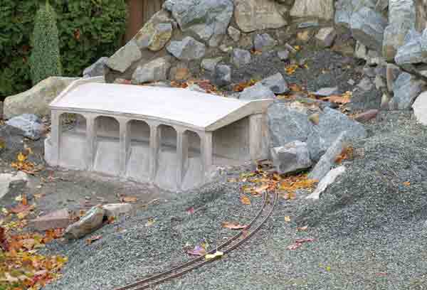 rocky scene on garden railway