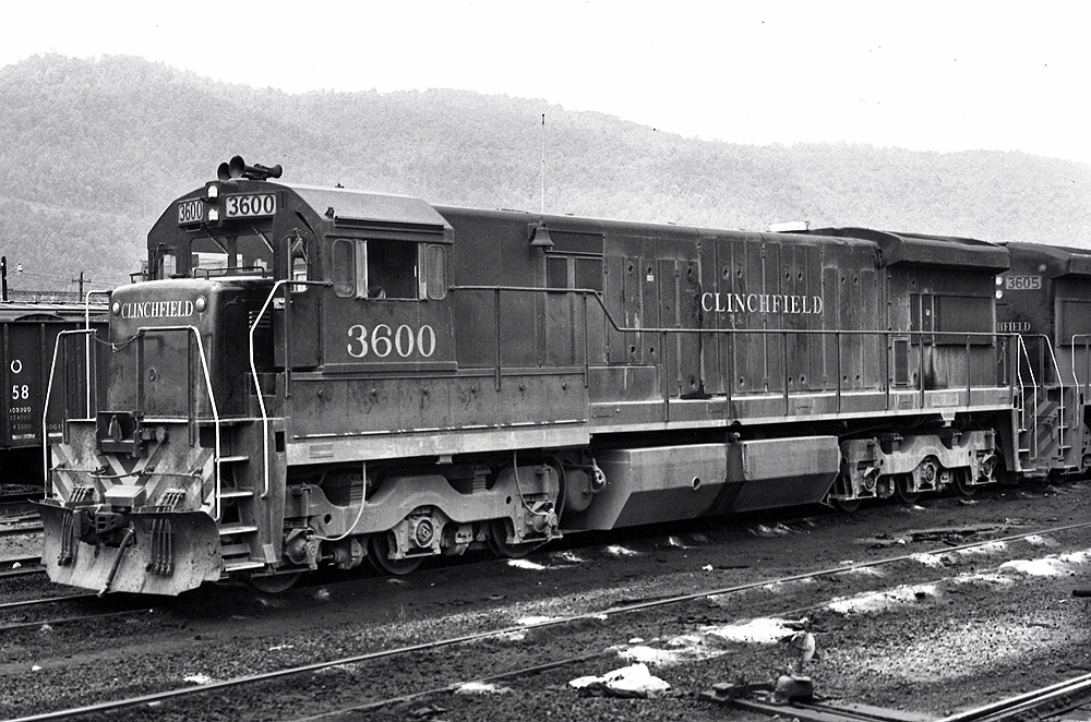A clinchfield locomotive sitting on the tracks