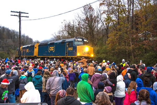 Train greeted by large crowd of people