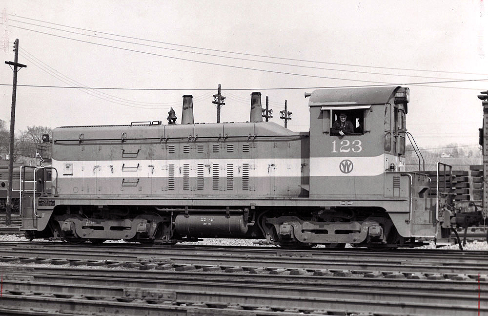 End-cab diesel switching locomotive