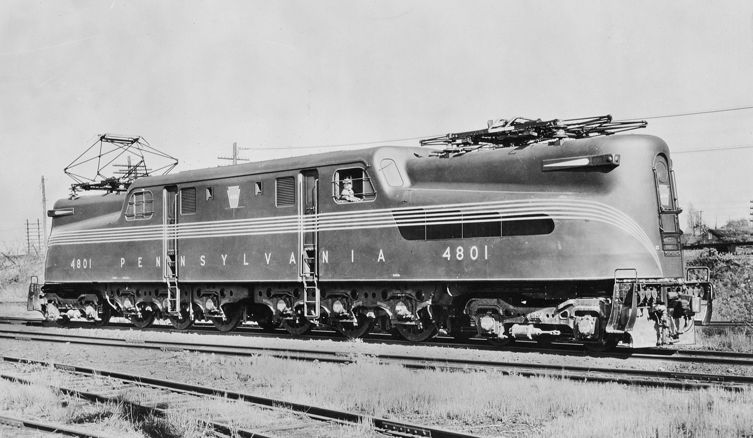 Steeple-cab streamlined electric passenger locomotive