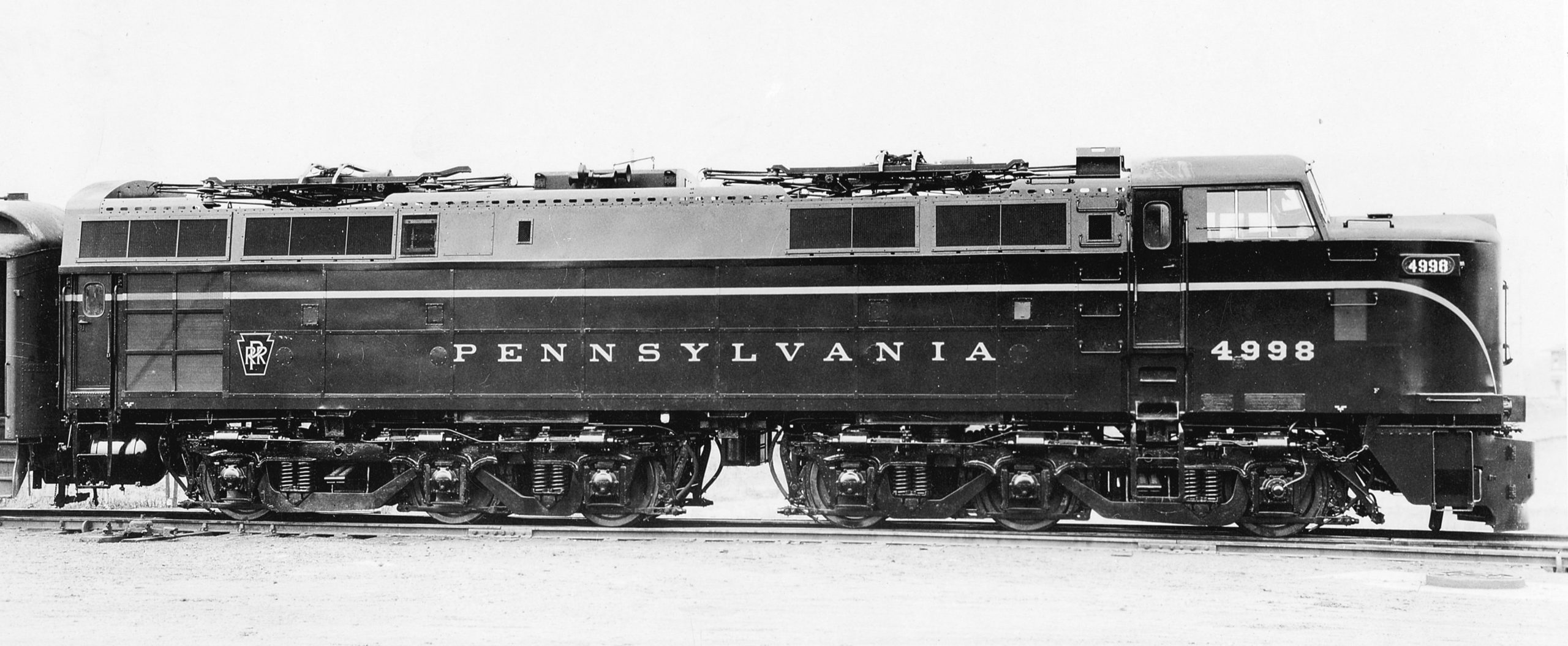 Carbody-type streamlined electric freight locomotive