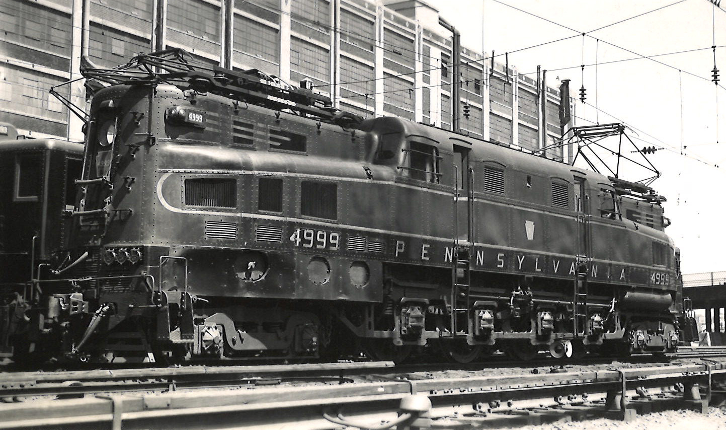 Steeple-cab streamlined electric passenger locomotive