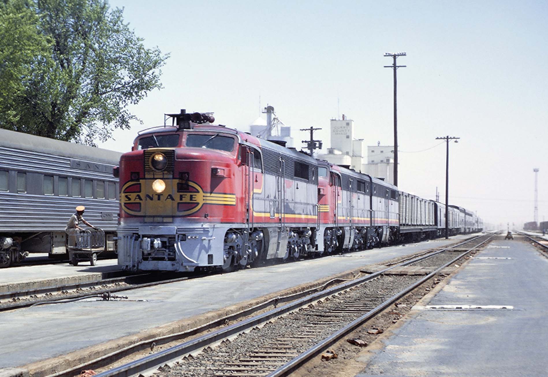 Diesel locomotives with Santa Fe San Francisco Chief passenger train at station