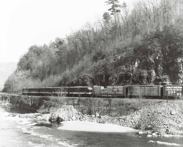 F7A 4219 and F3A 6709 bracket three B units on an Asheville-bound Southern Railway freight along the French Broad River in April 1966.