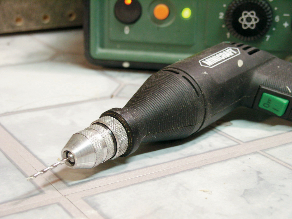  Rotary hand tool with adjustable chuck