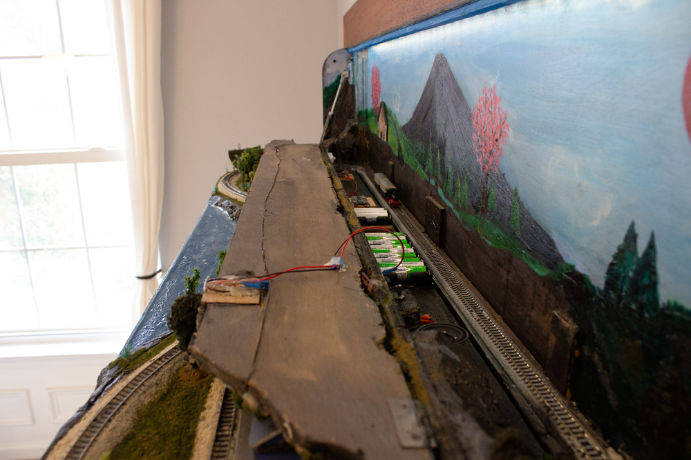 A piece of wood conceals the back parts of the track