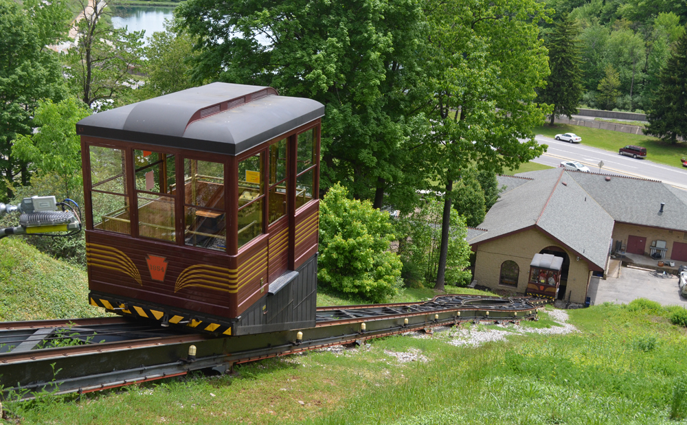 Funicular with cars painted like Pennsylvania locomotives