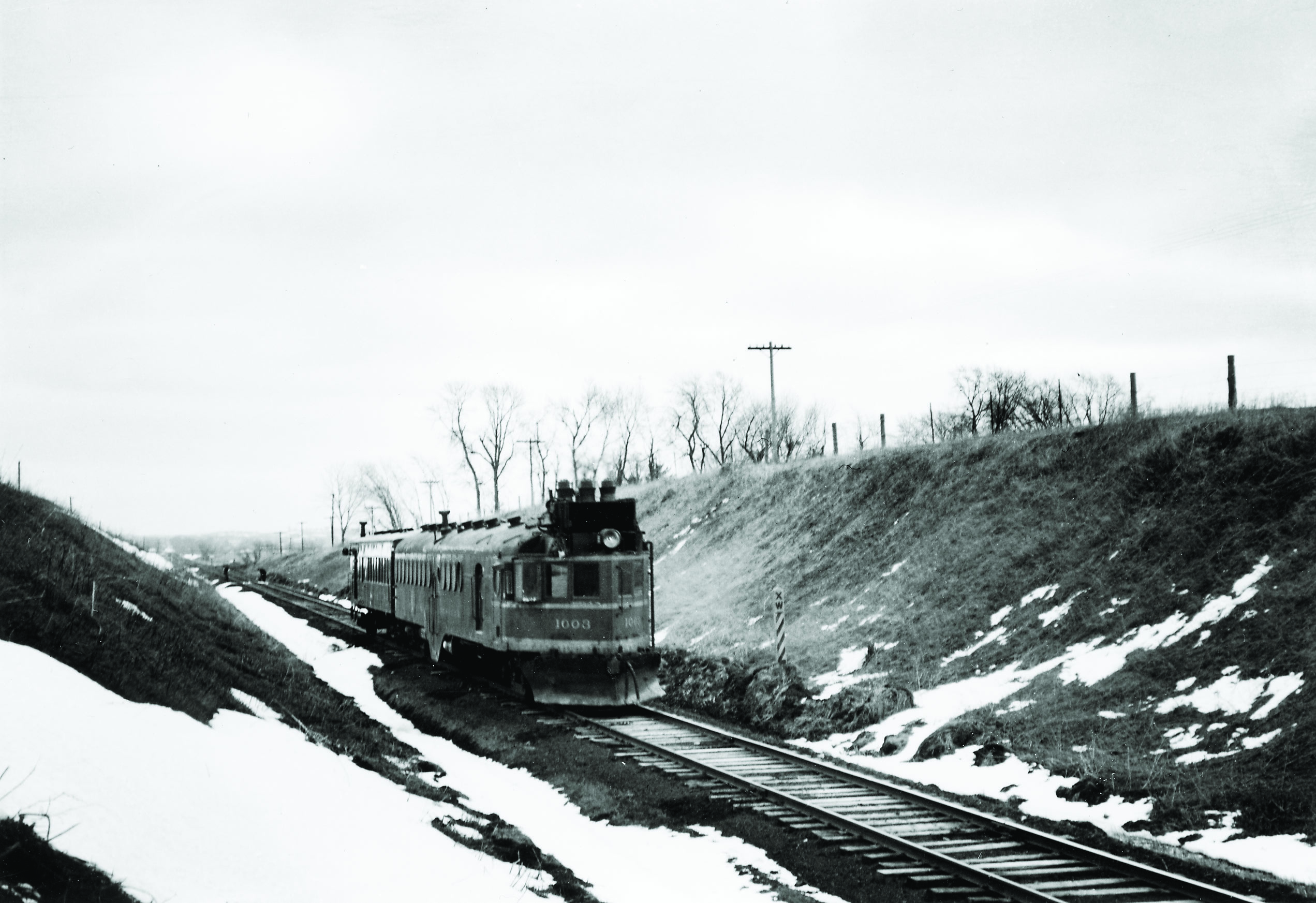 Semi-streamlined motor car with trailing coach
