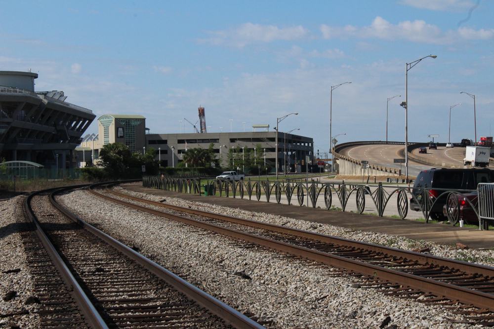 Station platform and tracks on curve