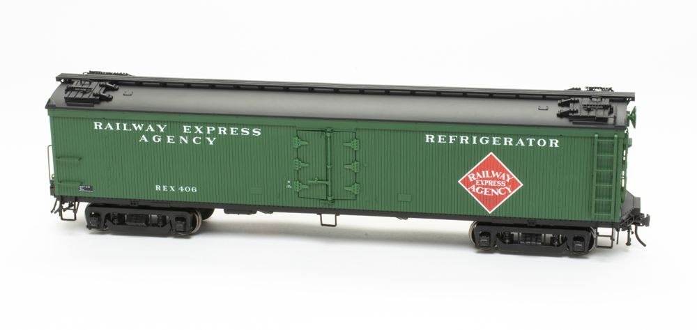 Atlas O Railway Express Agency General American 53’-6” double-sheathed express refrigerator car no. 406.