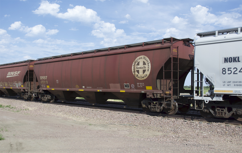 BNSF Ry. Trinity 5161 covered hopper no. 475119 with circle-cross herald.