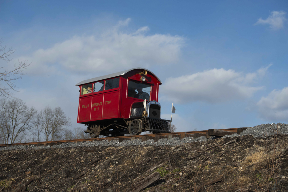 Four-wheeled railcar converted from automobile