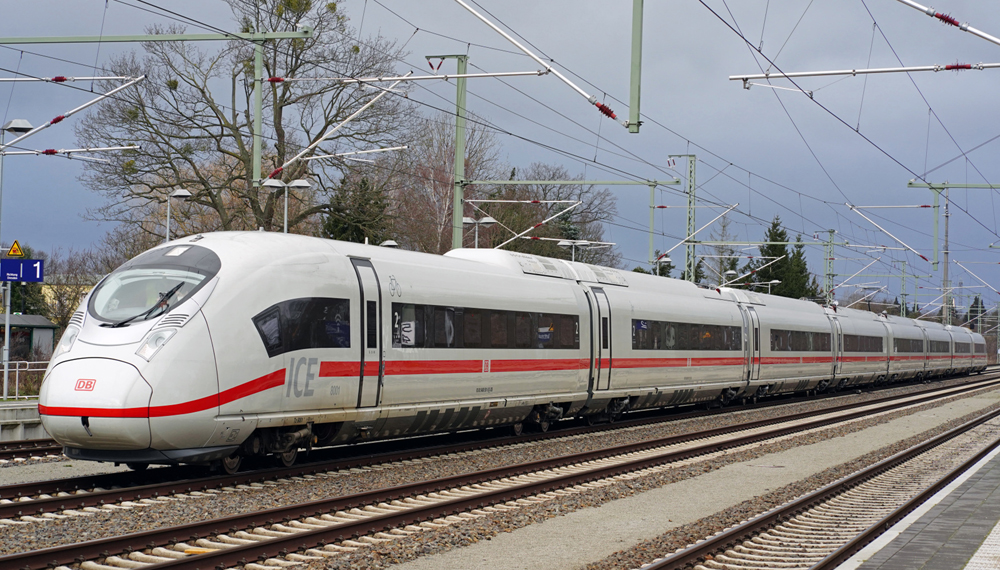 Train à grande vitesse blanc avec bande rouge