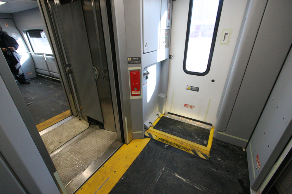 Passageway and vestibule on passenger car