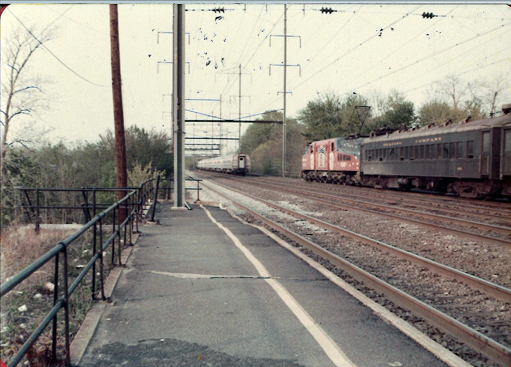 Conrail passenger trains: An unusual meet between a GG1 and a Metroliner.