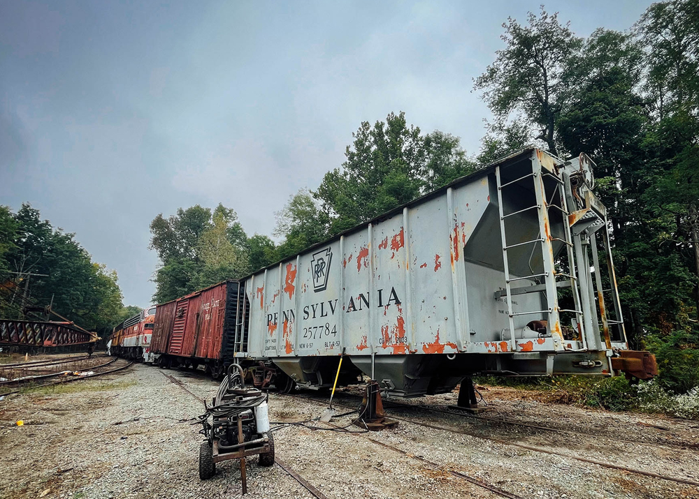 Hopper car missing a wheelset