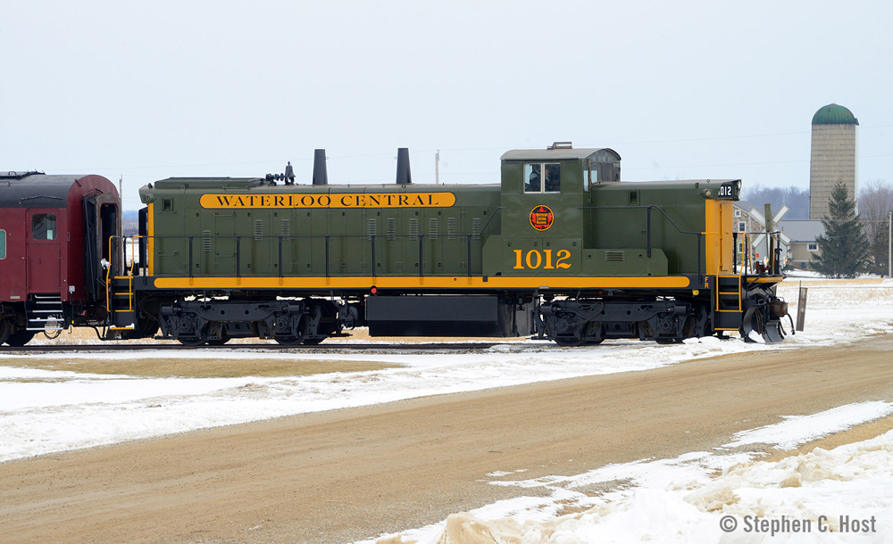 Diesel locomotive with green and gold paint scheme
