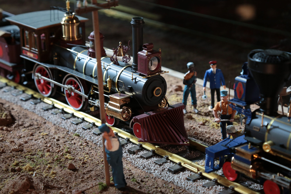 Large scale steam engine with figures around it