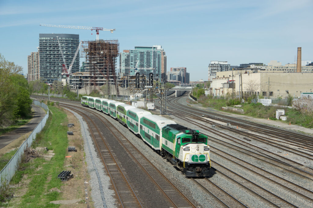 Commuter train with bi-level coaches