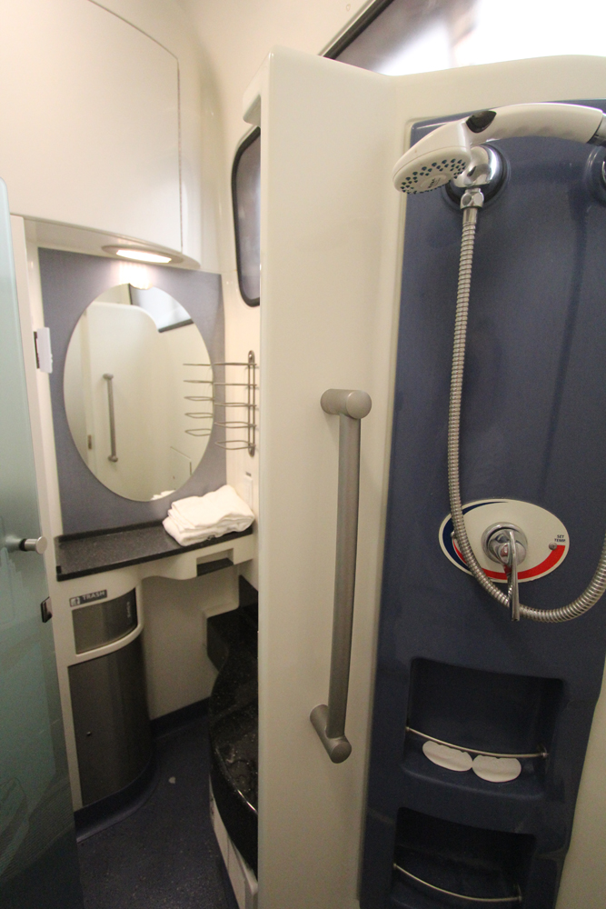 Shower room in passenger car